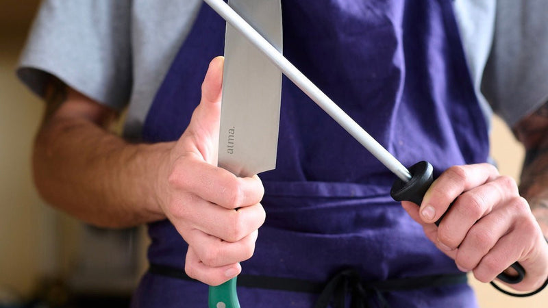 Affûter et aiguiser un couteau : quelle différence ? - Atma Kitchenware