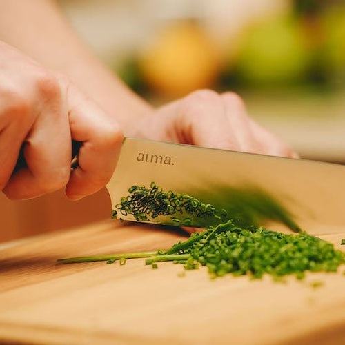 Quel couteau choisir entre un couteau de chef et un santoku ? - Atma Kitchenware