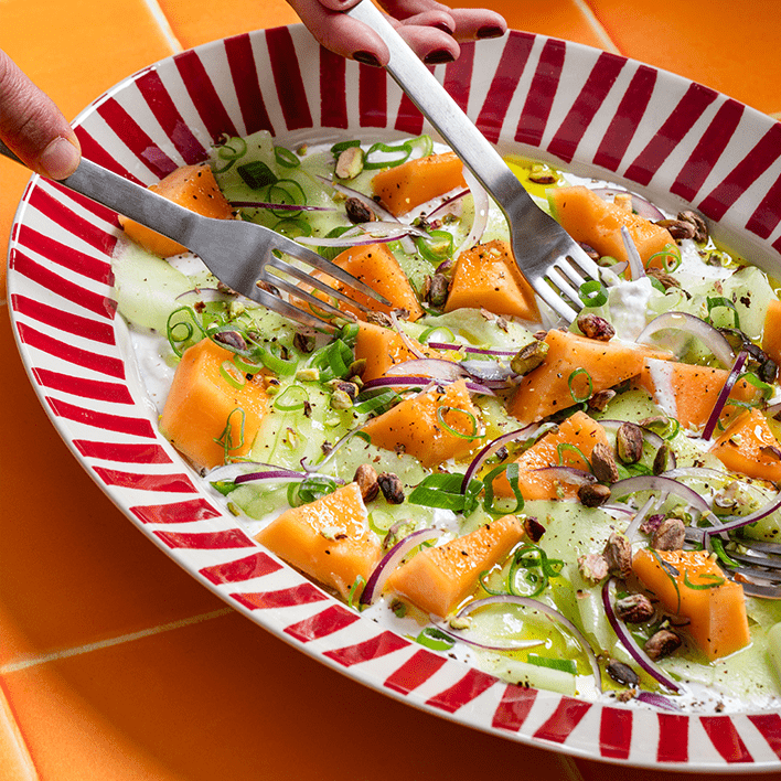 Le plat de présentation, en rouge carmin - Atma Kitchenware